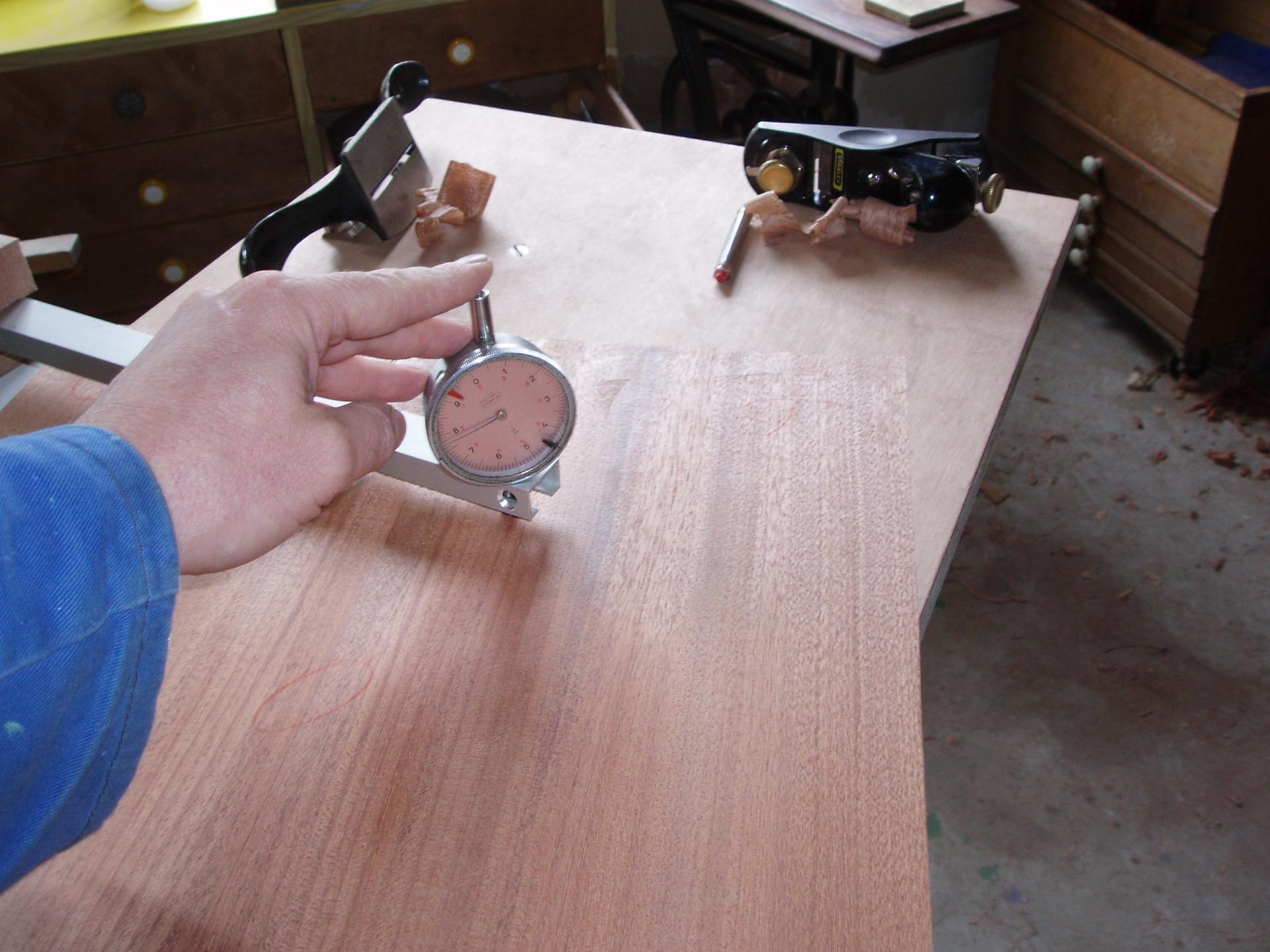 03 mise a l epaisseur du fond par rabotage puis raclage