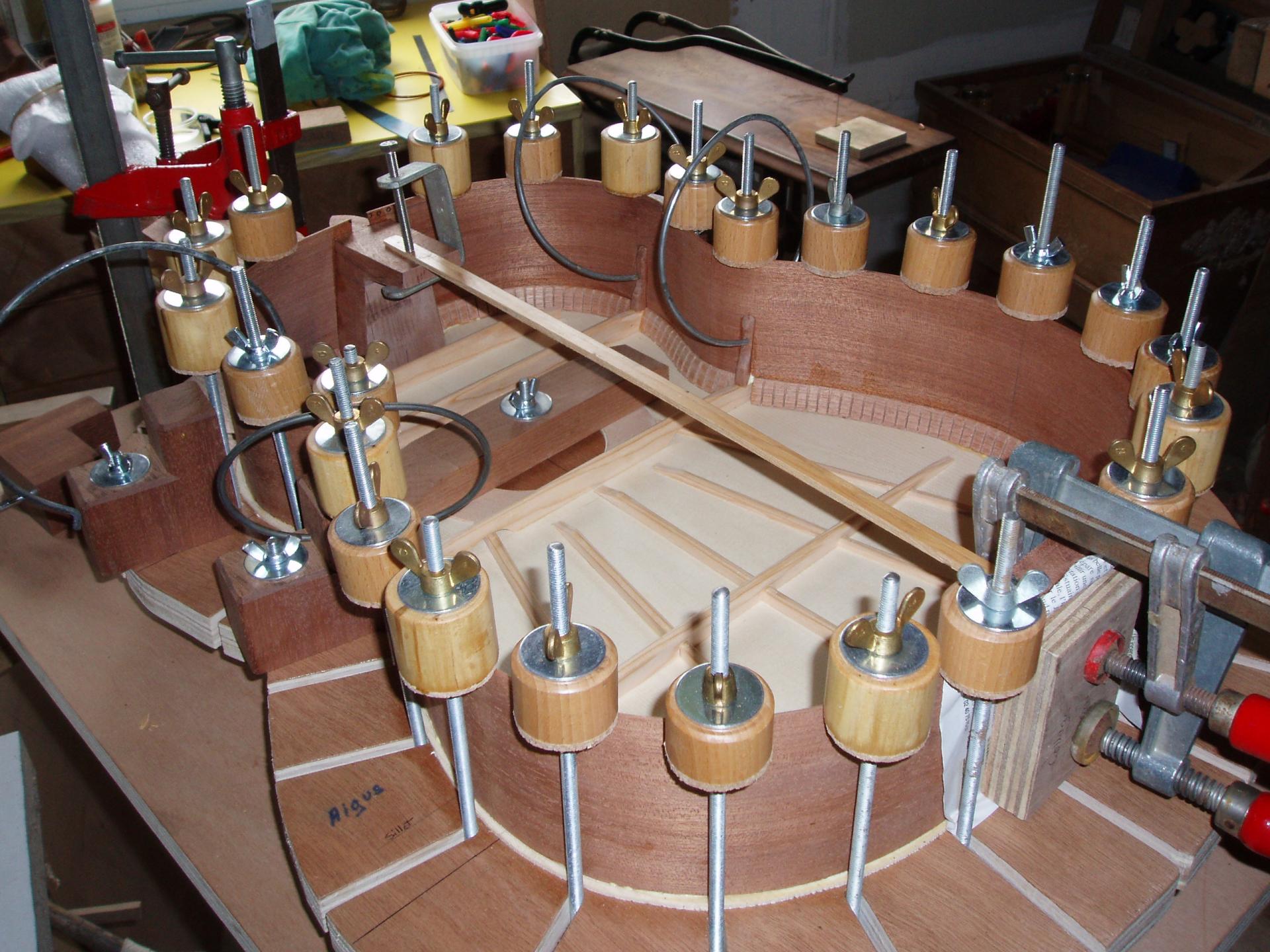 04 collage des elisses a la table