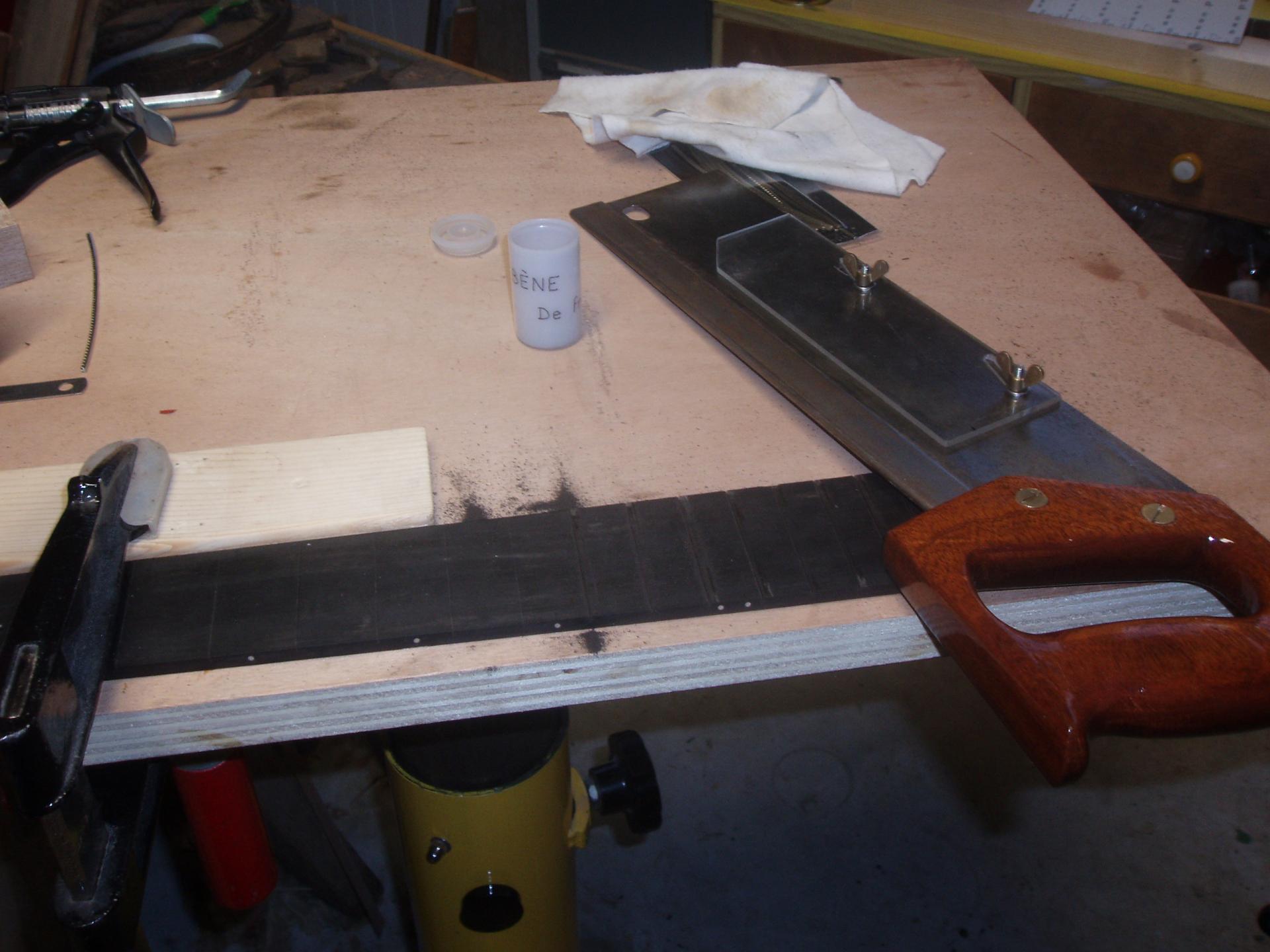 05 decoupe pour les frettes a la scie lame de recup affutee et ajustee pour les frettes avec son nouveau manche au vernis tous juste sec