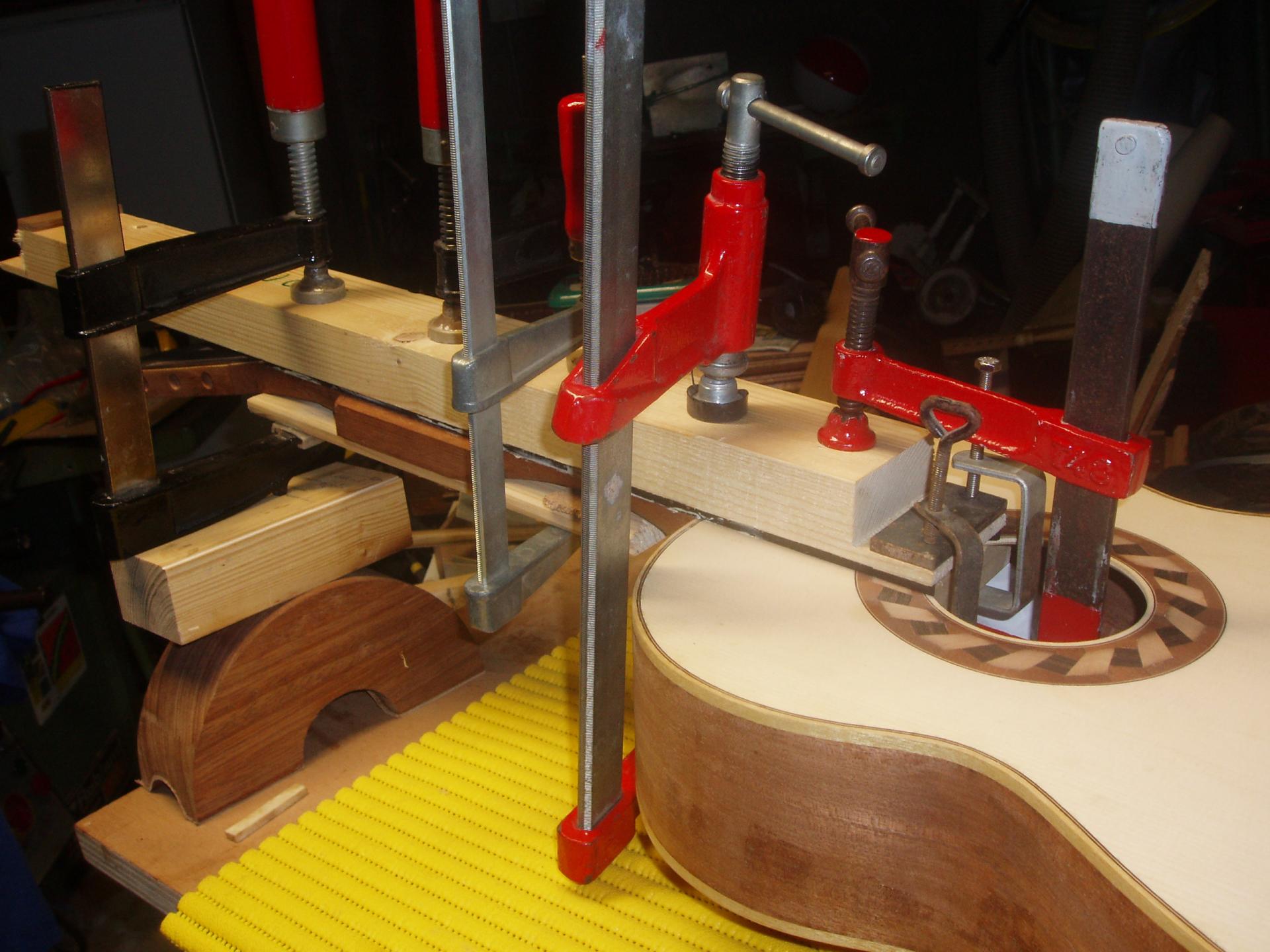 06 collage de la touche sur le manche