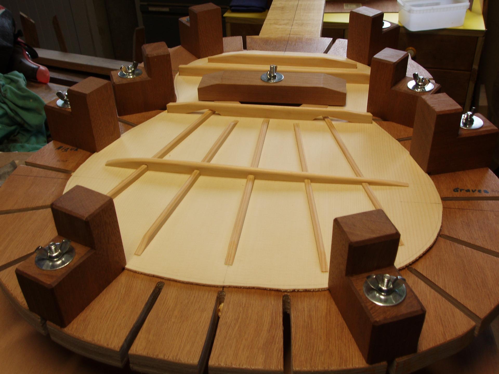 33 barres superieurs ajustees aux eclisses pret pour l assemblage au manche